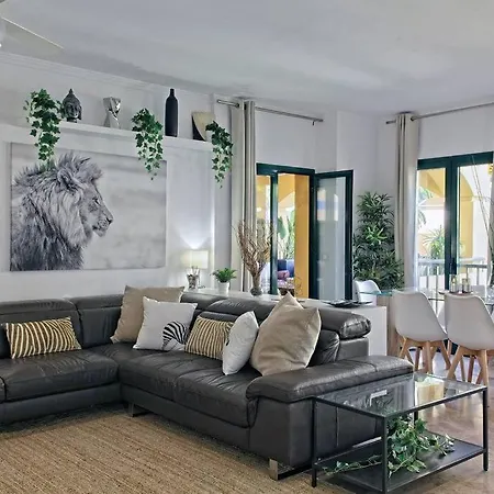 Contemporary, Luxury Living In The Location Daire