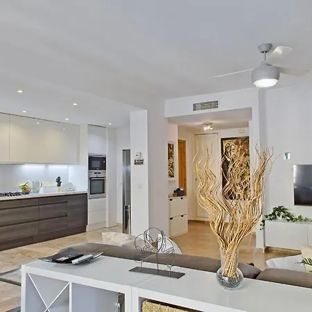 Contemporary, Luxury Living In The Location Lejlighed