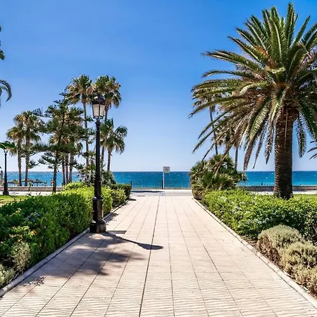Contemporary, Luxury Living In The Location Lejlighed